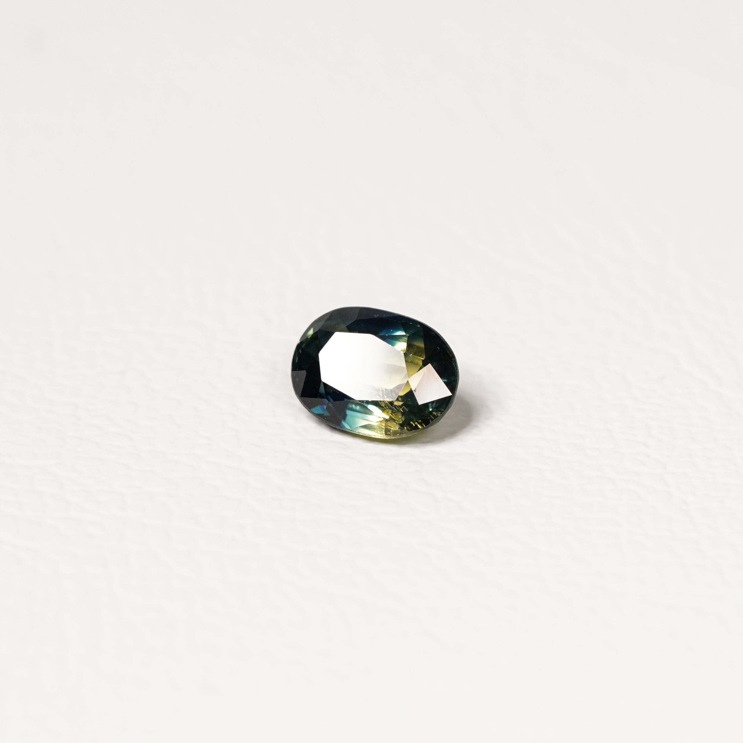 Australian Teal 1.45CT Oval cut sapphire side profile — Ruhuna Gemstones