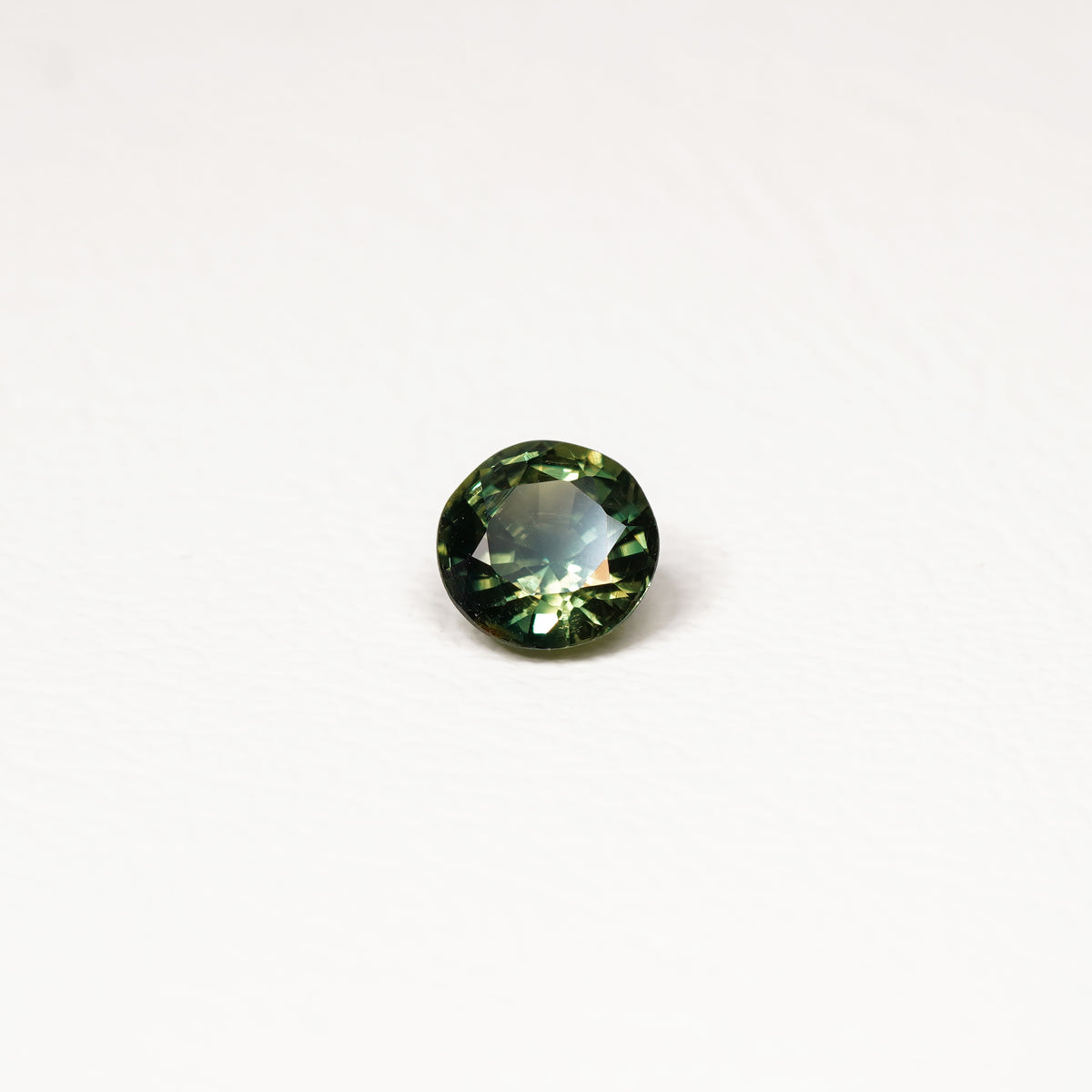 Australian 1.35CT Round cut sapphire top-down view — Ruhuna Gemstones