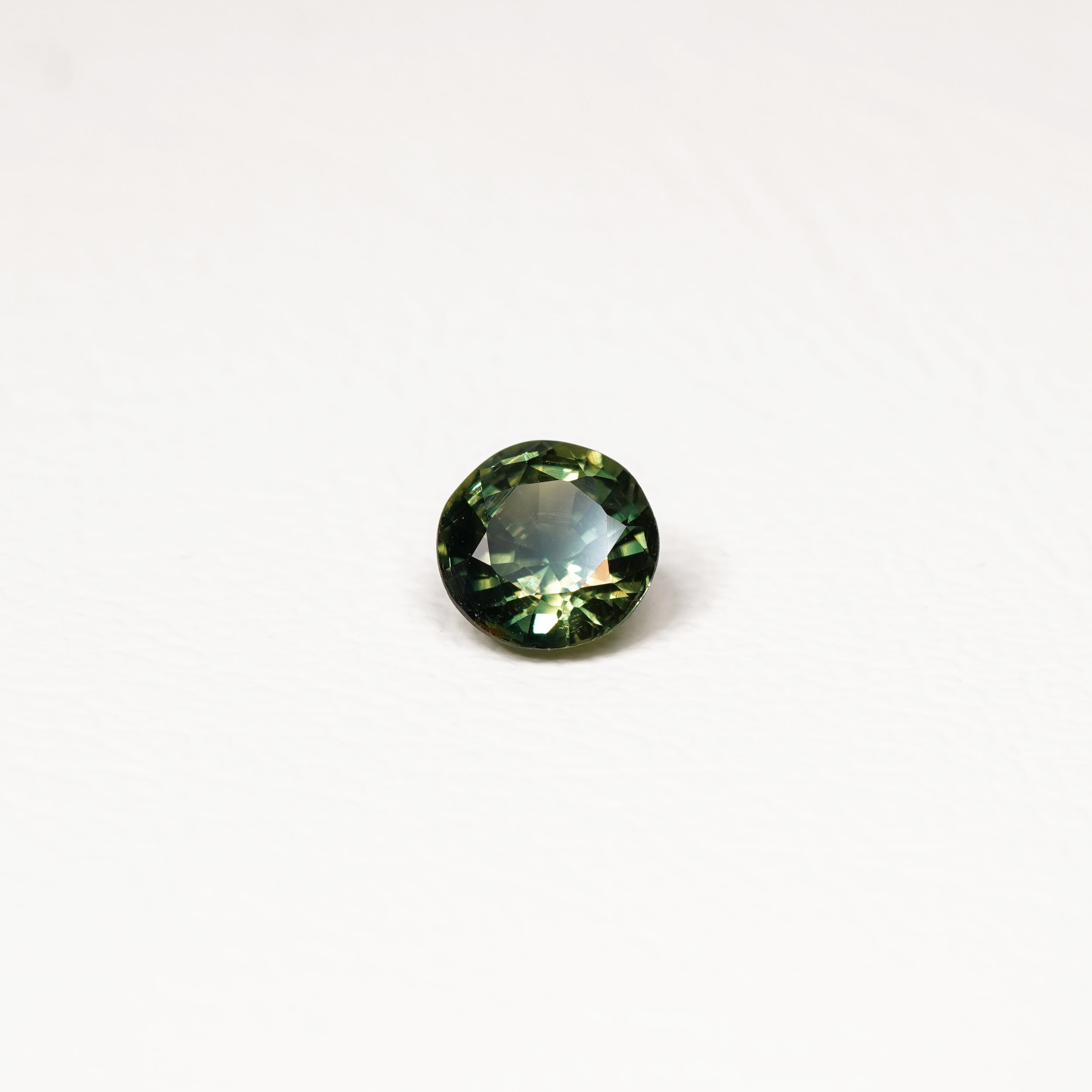 Australian 1.35CT Round cut sapphire top-down view — Ruhuna Gemstones