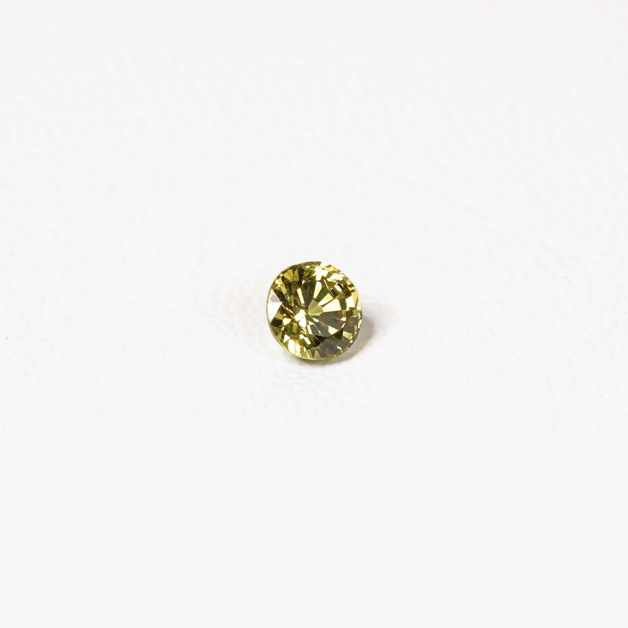 0.95ct Australian yellow-green sapphire round brilliant — vivid lime yellow-green, face-up view — Ruhuna Gemstones