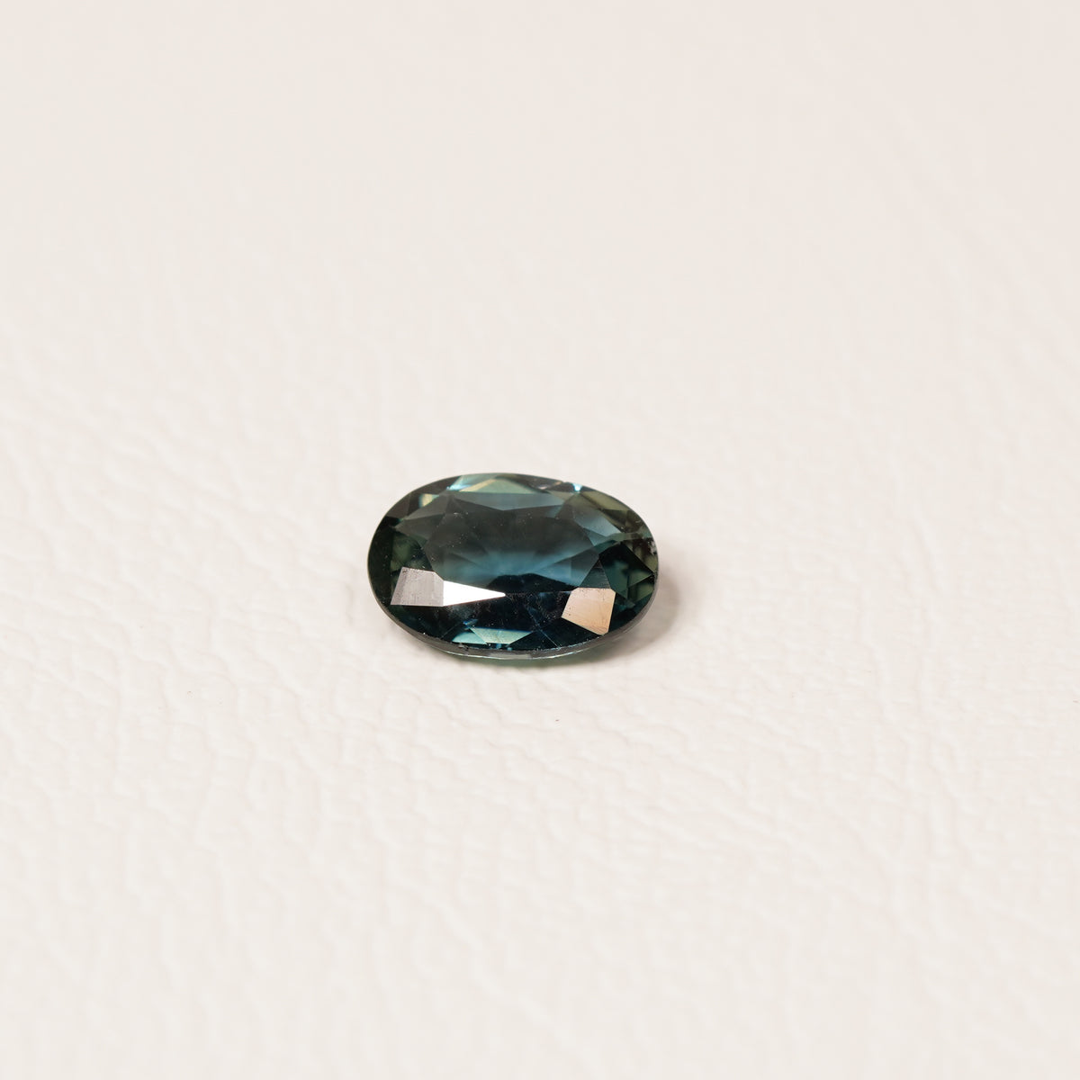 Madagascar 1.1CT Oval cut sapphire side profile — Ruhuna Gemstones
