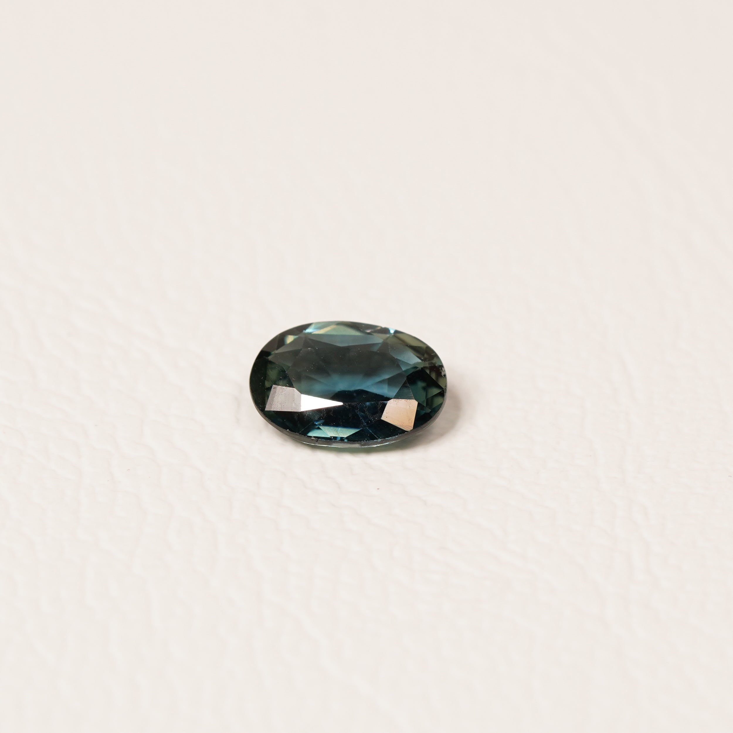 Madagascar 1.1CT Oval cut sapphire side profile — Ruhuna Gemstones