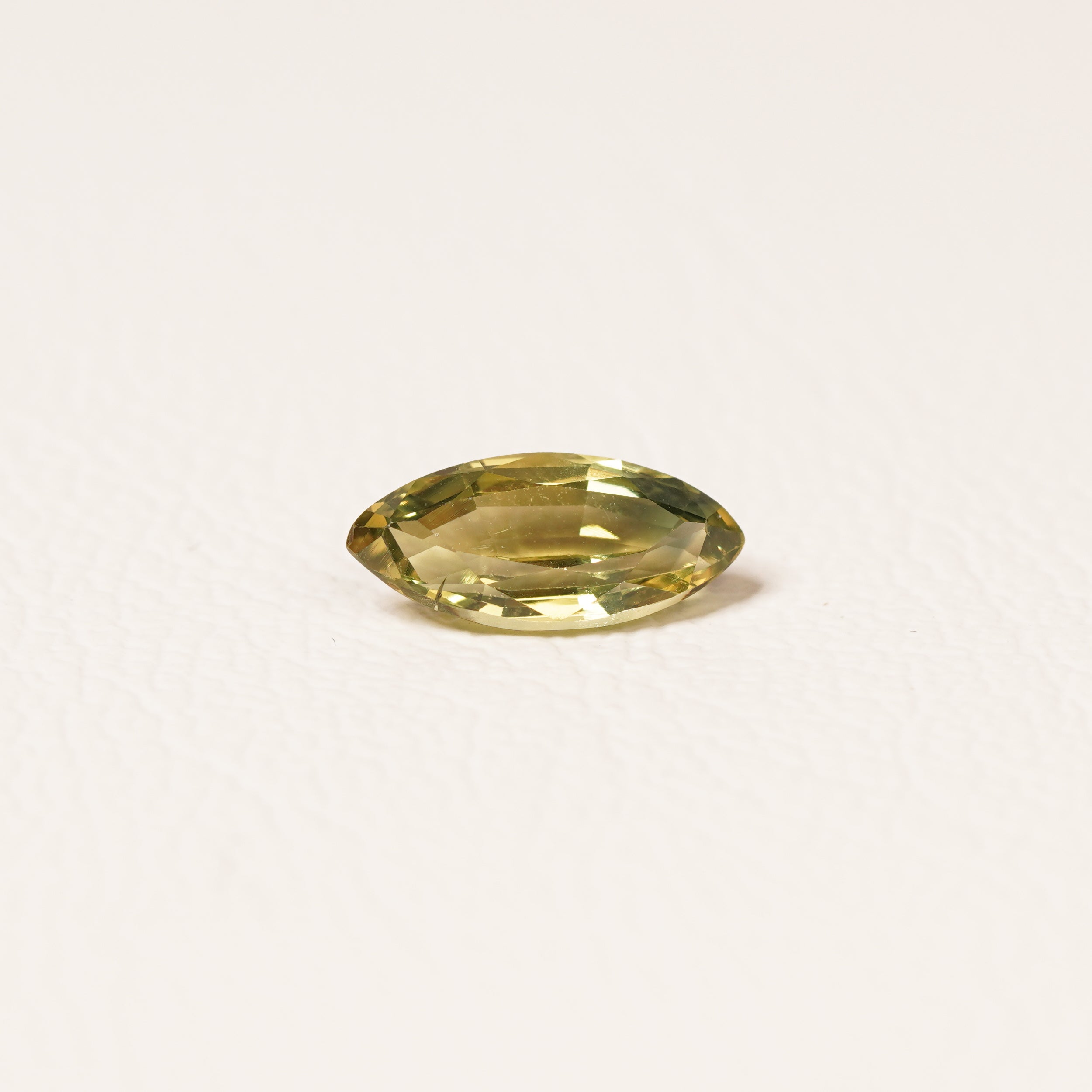 YELLOW-GREEN MARQUISE SAPPHIRE - 1.55CT