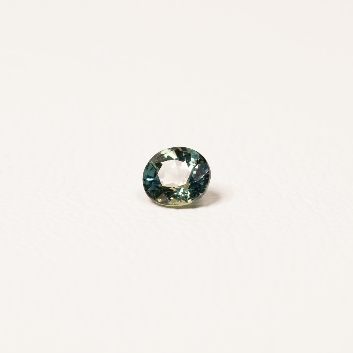 Madagascar 1CT Oval cut sapphire side profile — Ruhuna Gemstones