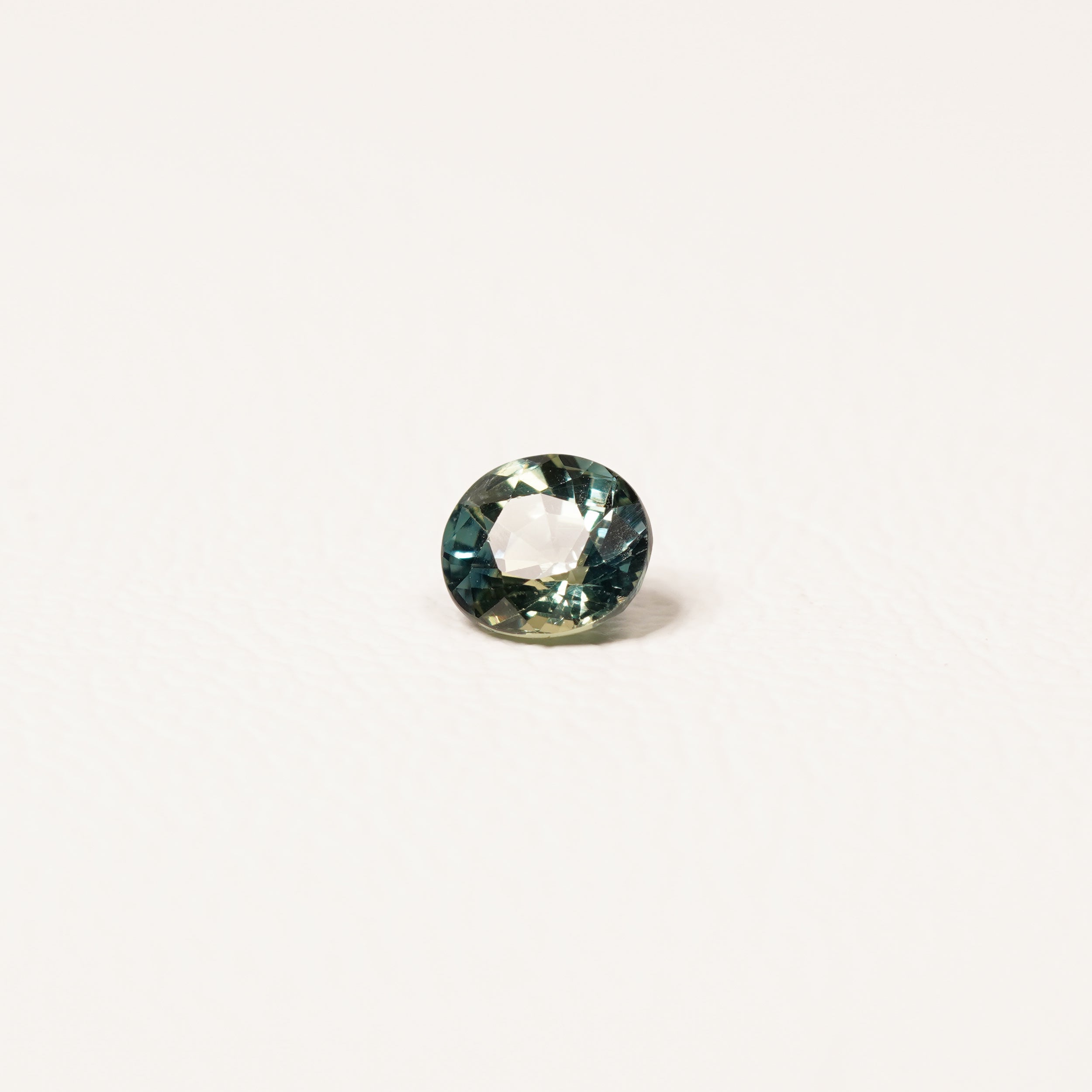 Madagascar 1CT Oval cut sapphire side profile — Ruhuna Gemstones