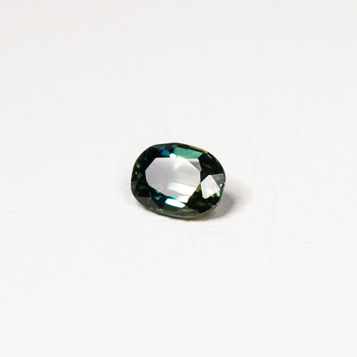 Australian Teal 1.95CT Oval cut sapphire side profile — Ruhuna Gemstones