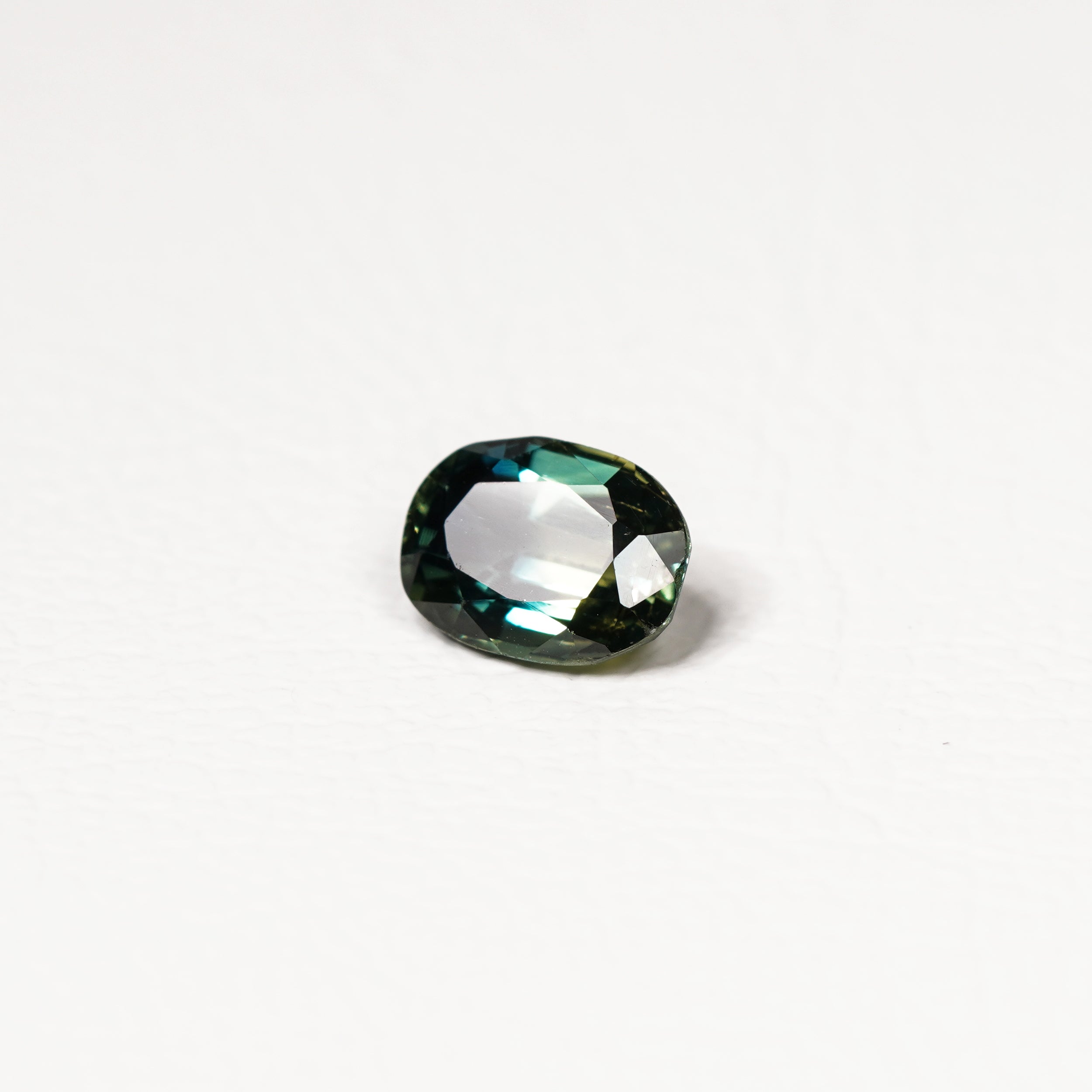 Australian Teal 1.95CT Oval cut sapphire side profile — Ruhuna Gemstones