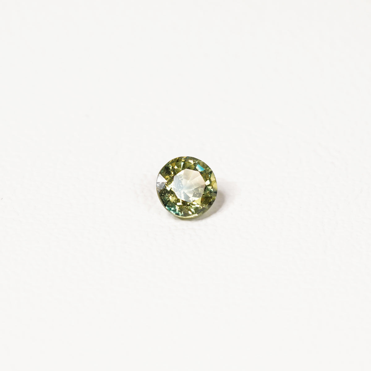 0.95ct Australian parti sapphire round — yellow-green body with vivid teal-blue line through stone — Ruhuna Gemstones