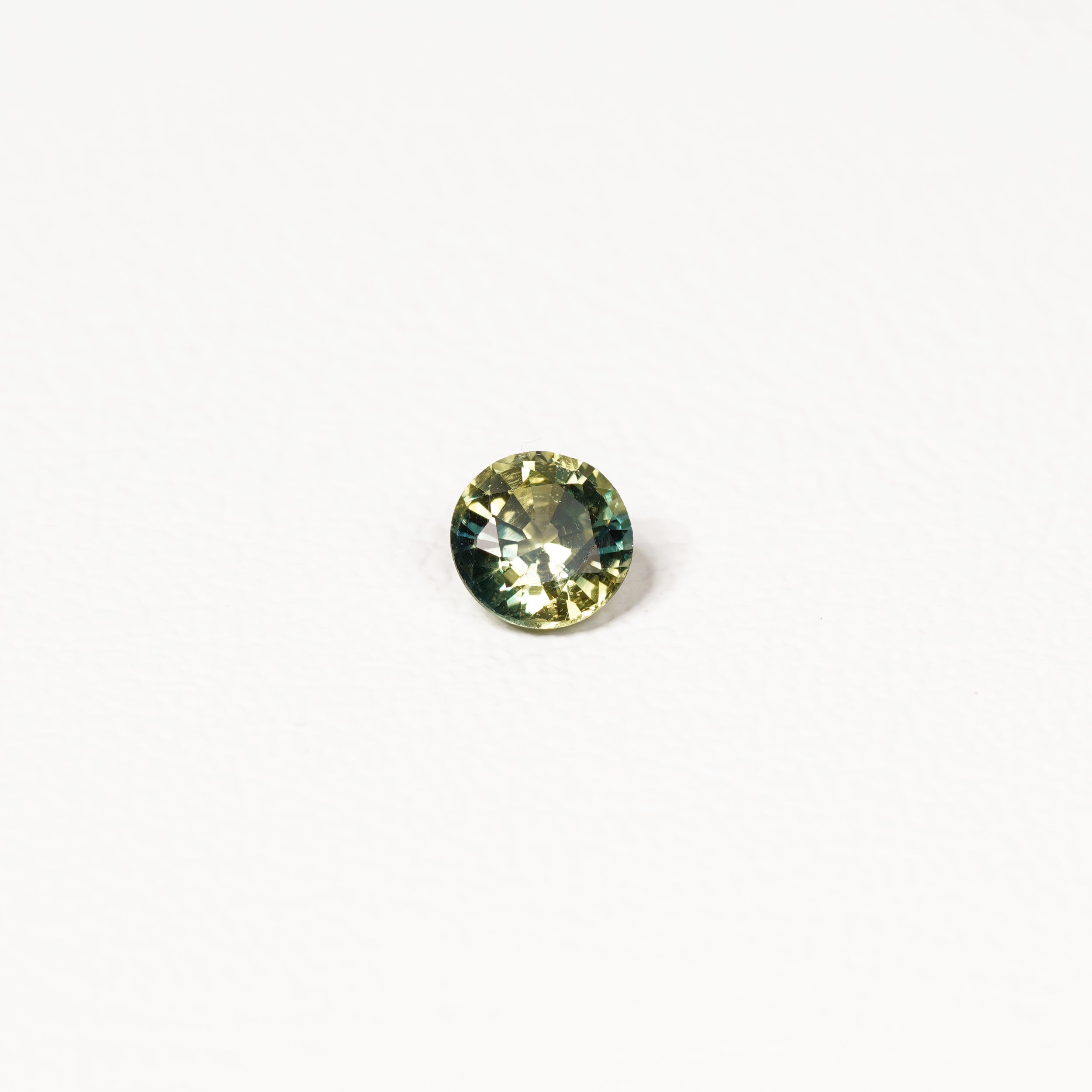 0.90ct Australian parti sapphire round — bright yellow-green body with teal crown accent, face-up — Ruhuna Gemstones