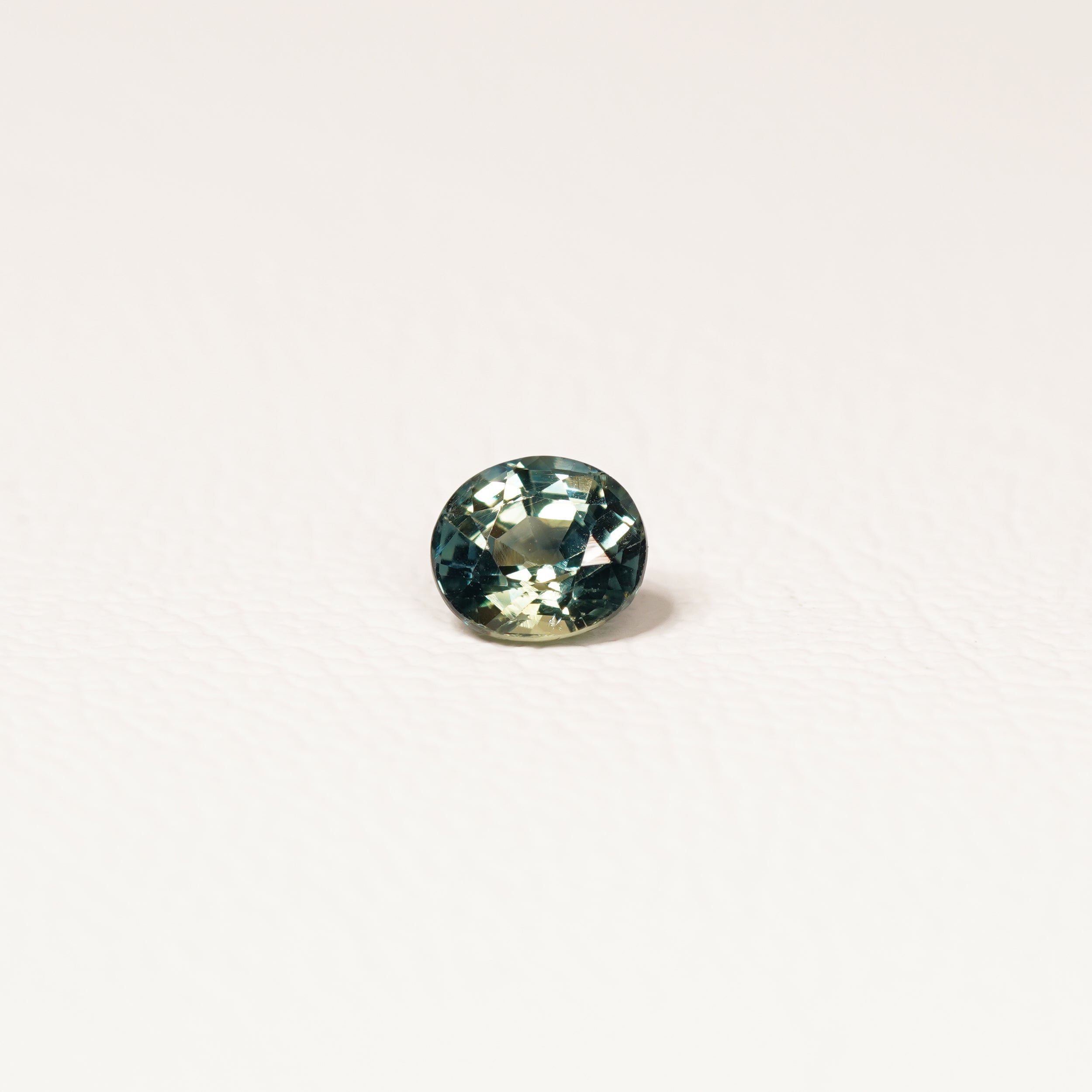 Madagascar 1CT Oval cut sapphire top-down view — Ruhuna Gemstones