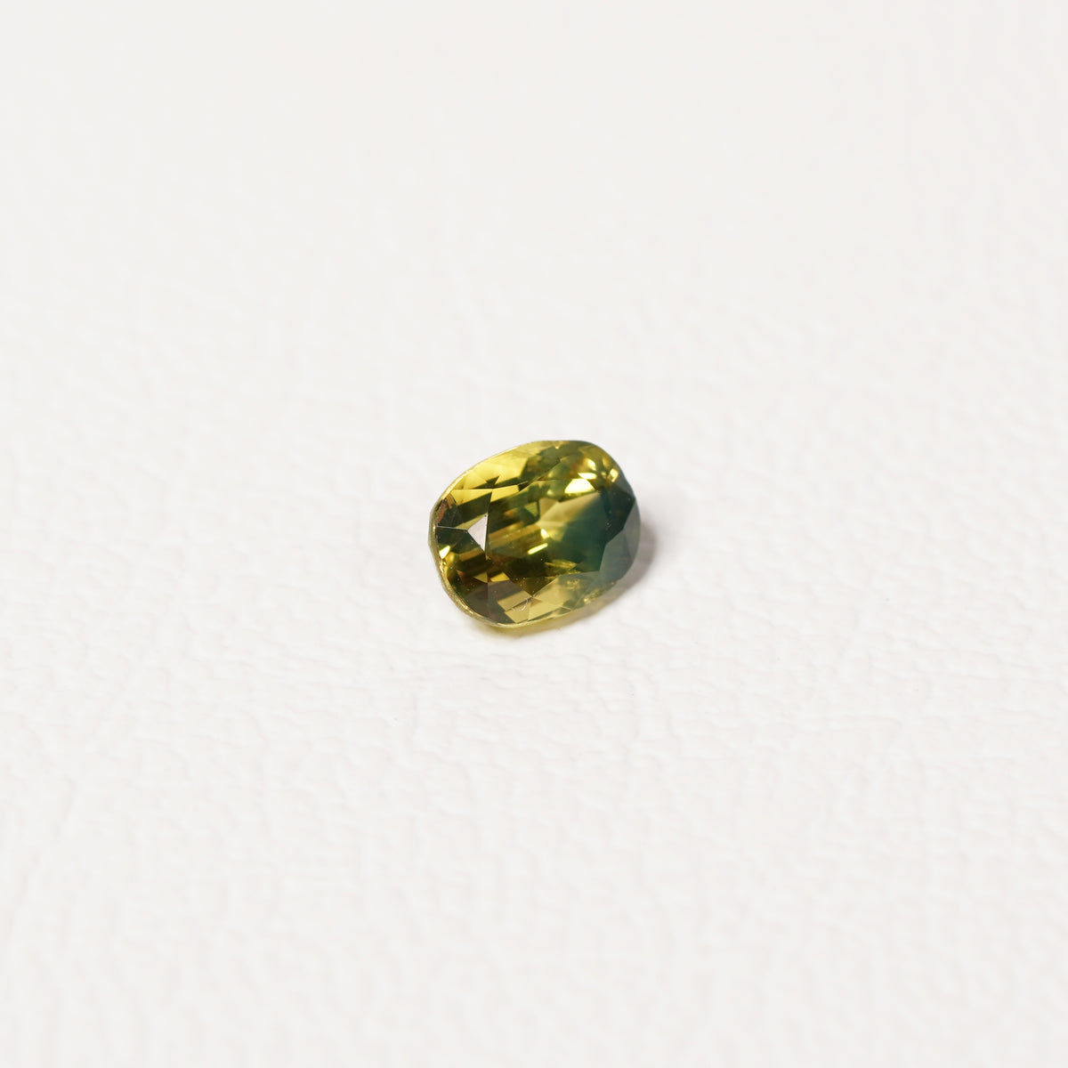 Australian Yellow 1.05CT Oval cut sapphire close-up detail — Ruhuna Gemstones
