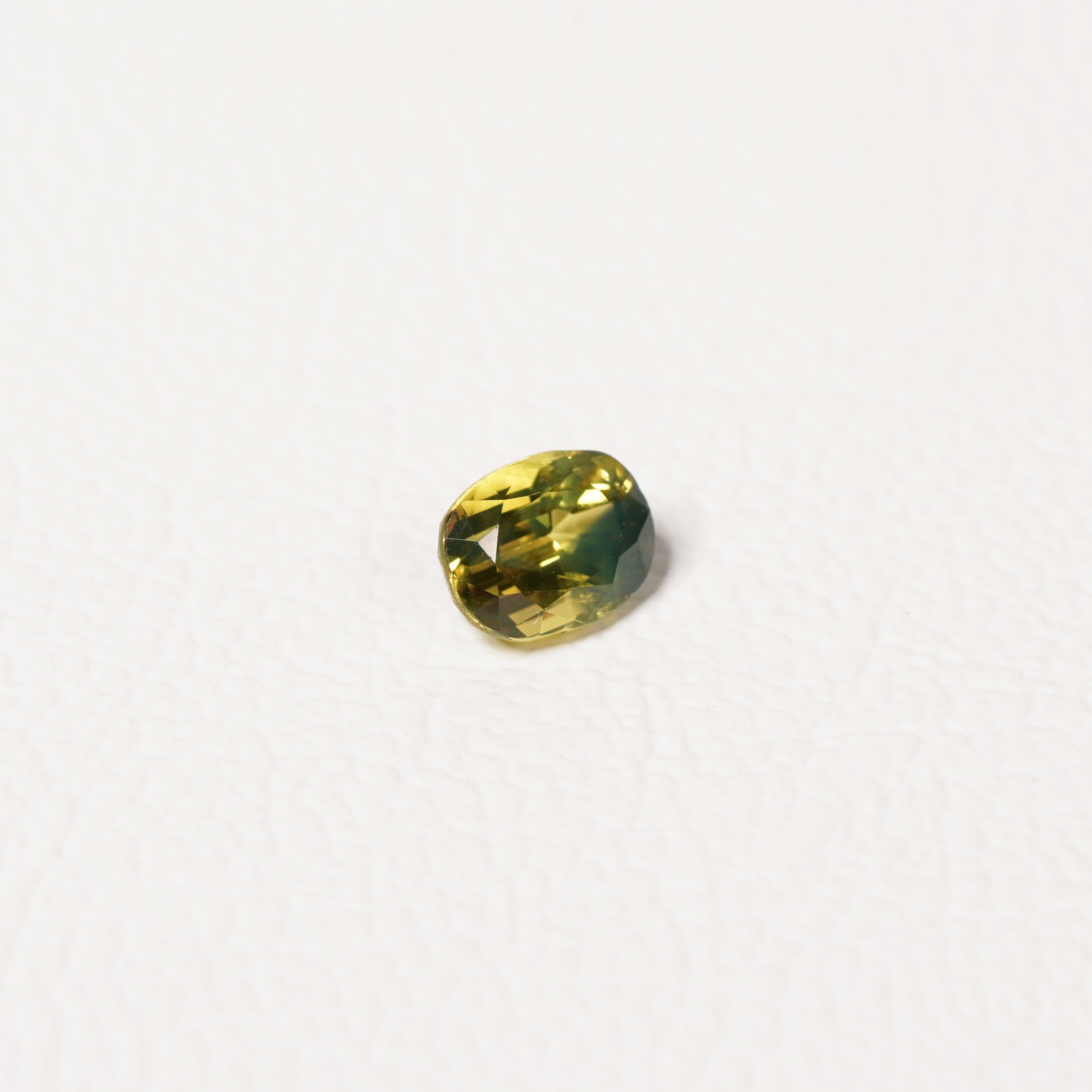 Australian Yellow 1.05CT Oval cut sapphire close-up detail — Ruhuna Gemstones
