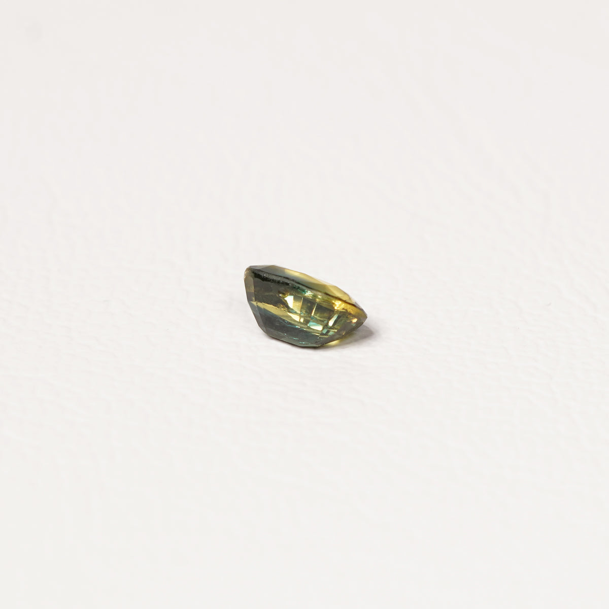 Australian Teal 1.15CT Oval cut sapphire close-up detail — Ruhuna Gemstones