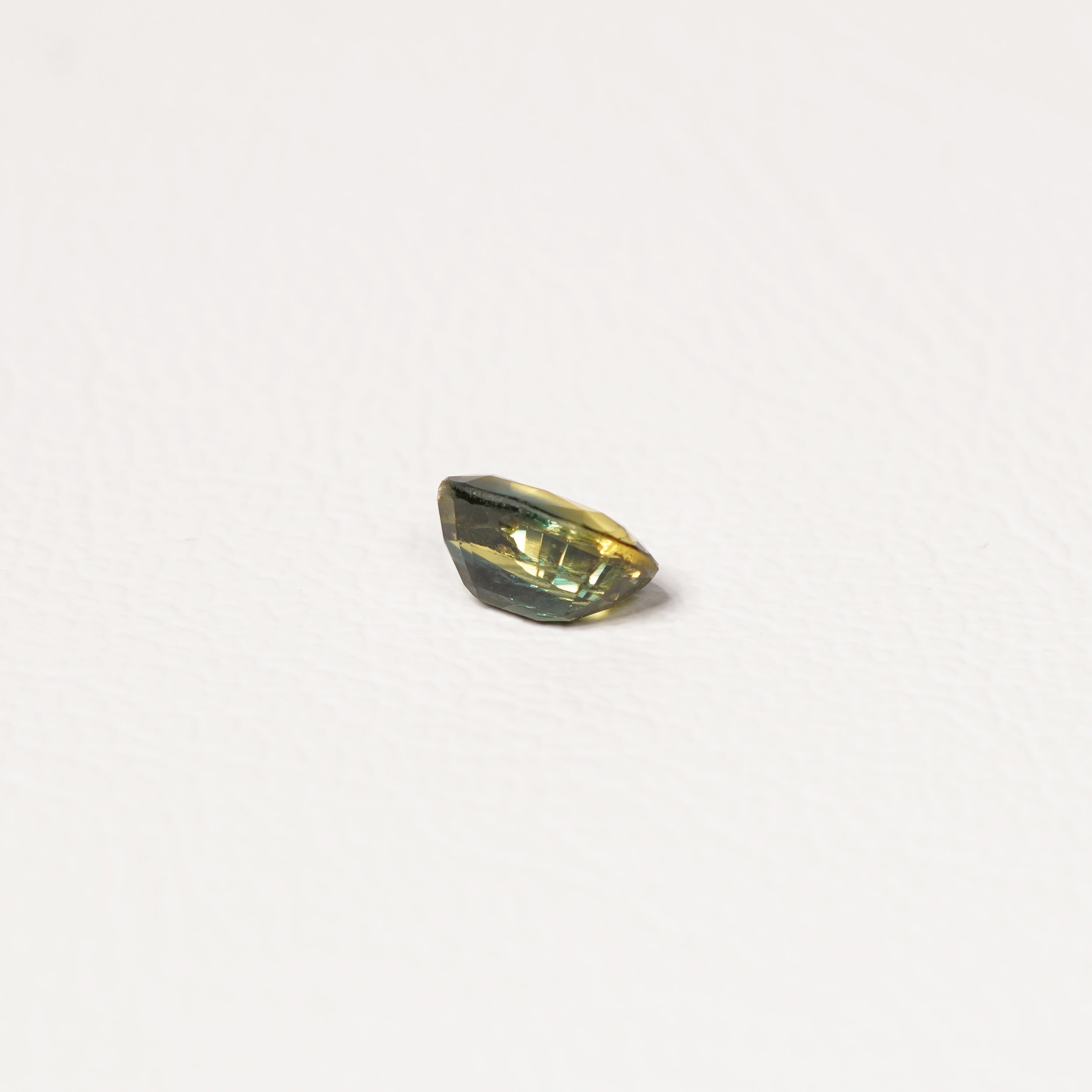 Australian Teal 1.15CT Oval cut sapphire close-up detail — Ruhuna Gemstones