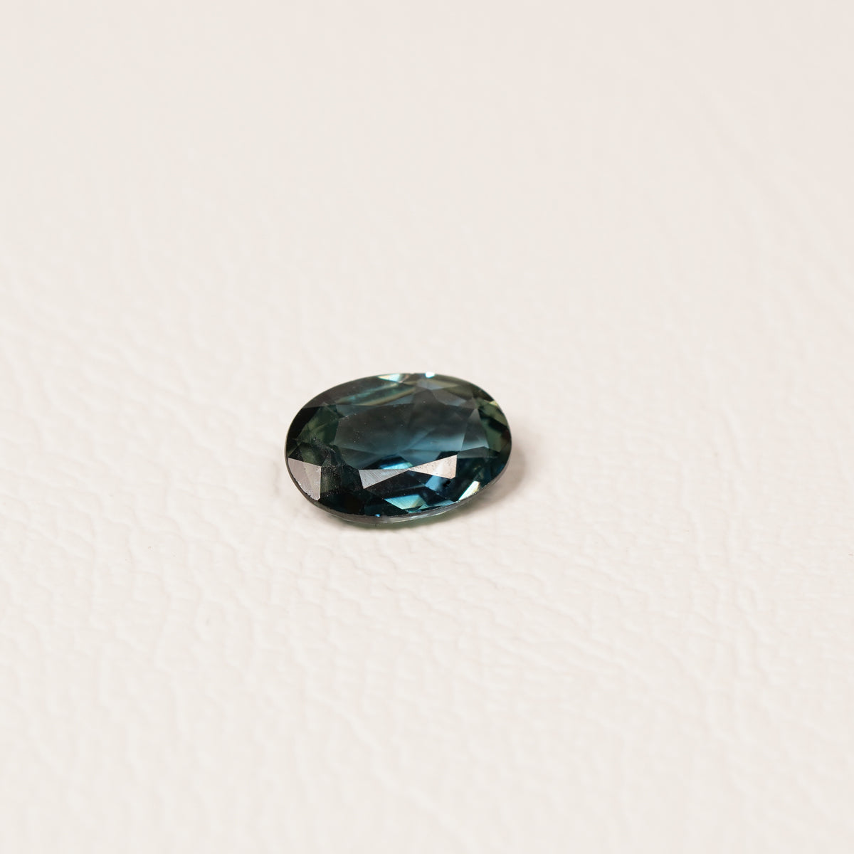 Madagascar 1.1CT Oval cut sapphire top-down view — Ruhuna Gemstones