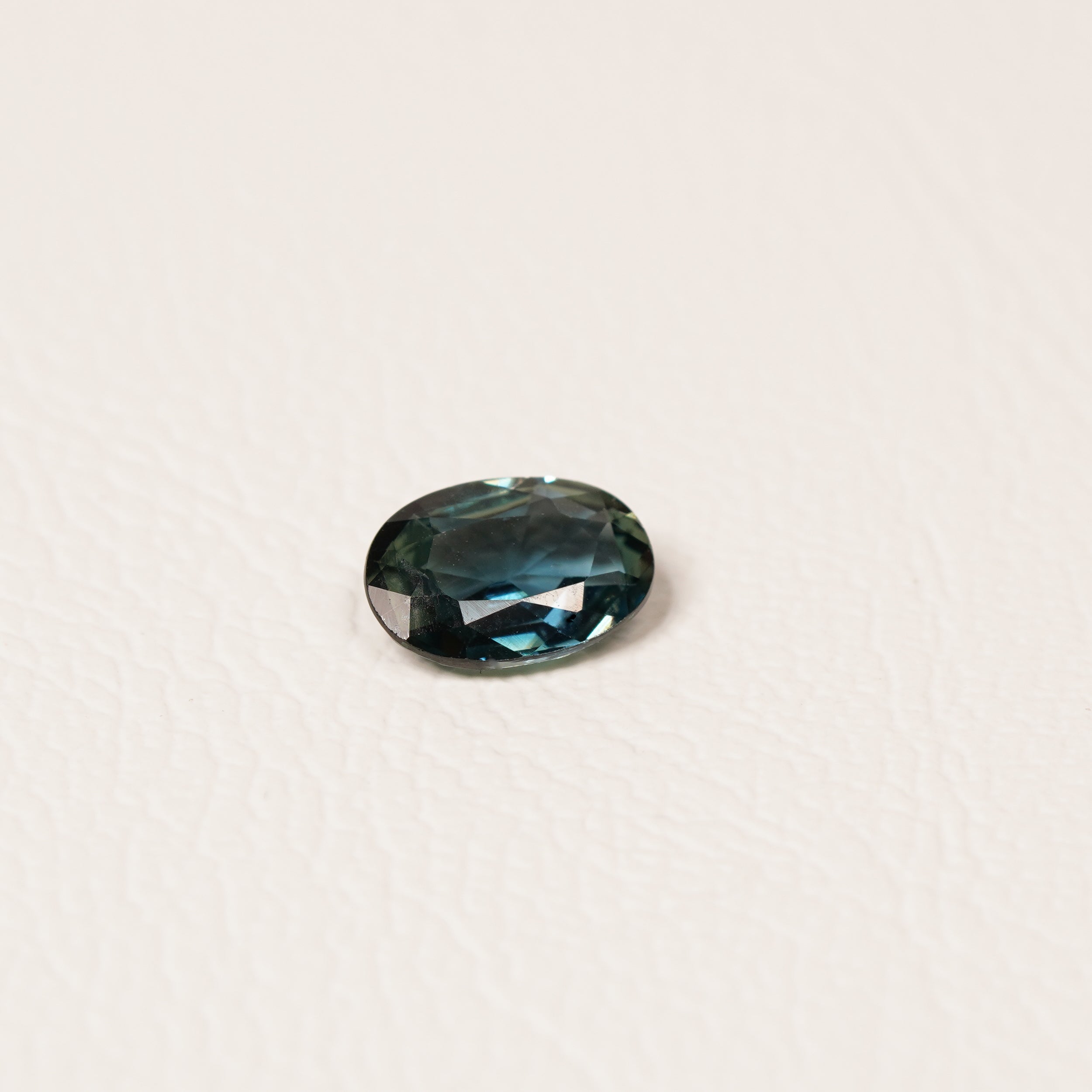 Madagascar 1.1CT Oval cut sapphire top-down view — Ruhuna Gemstones