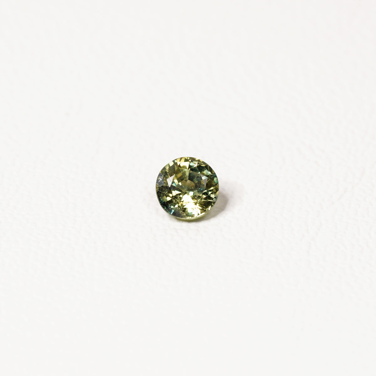 0.95ct Australian parti sapphire round — yellow-green body with vivid teal-blue line through stone — Ruhuna Gemstones