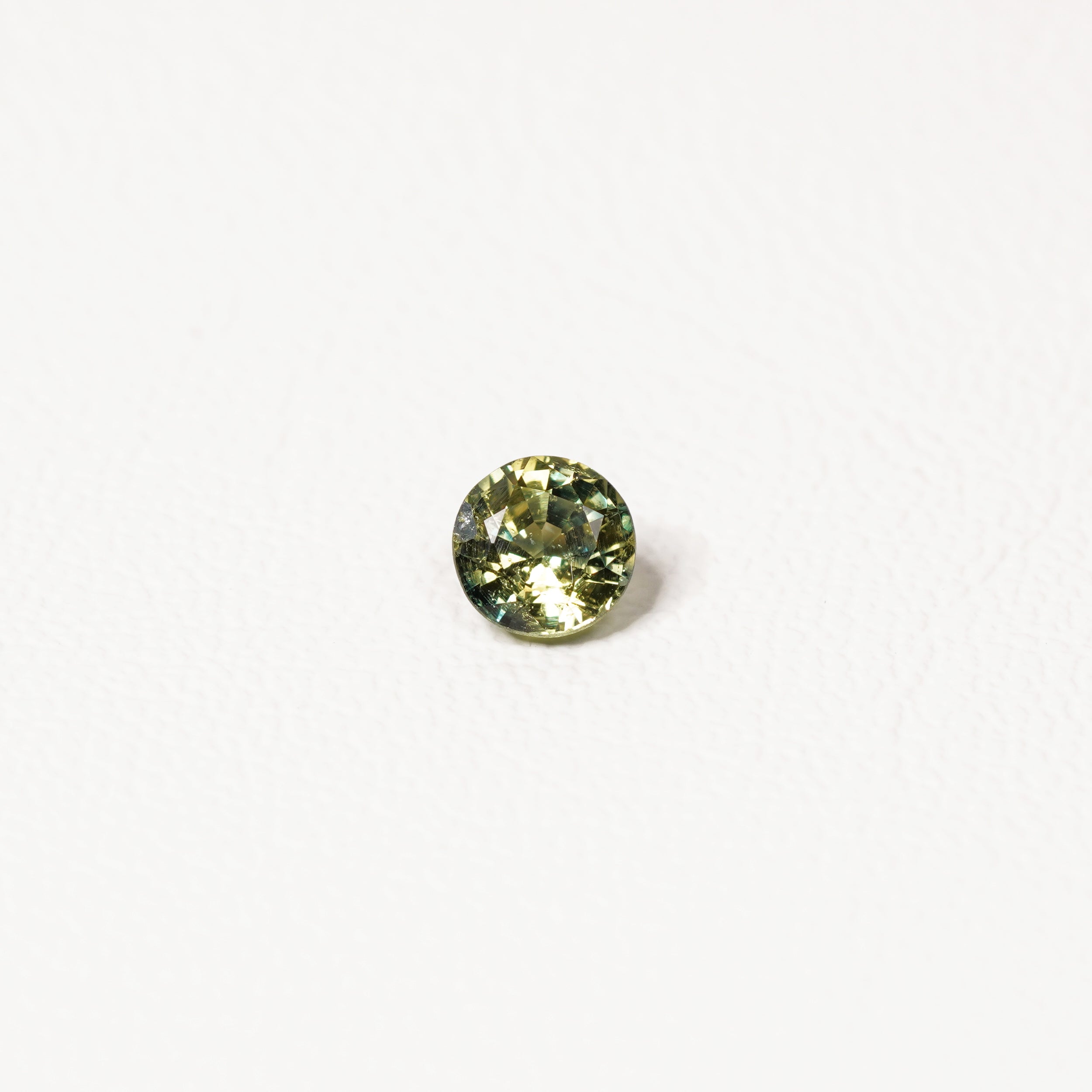 0.95ct Australian parti sapphire round — yellow-green body with vivid teal-blue line through stone — Ruhuna Gemstones