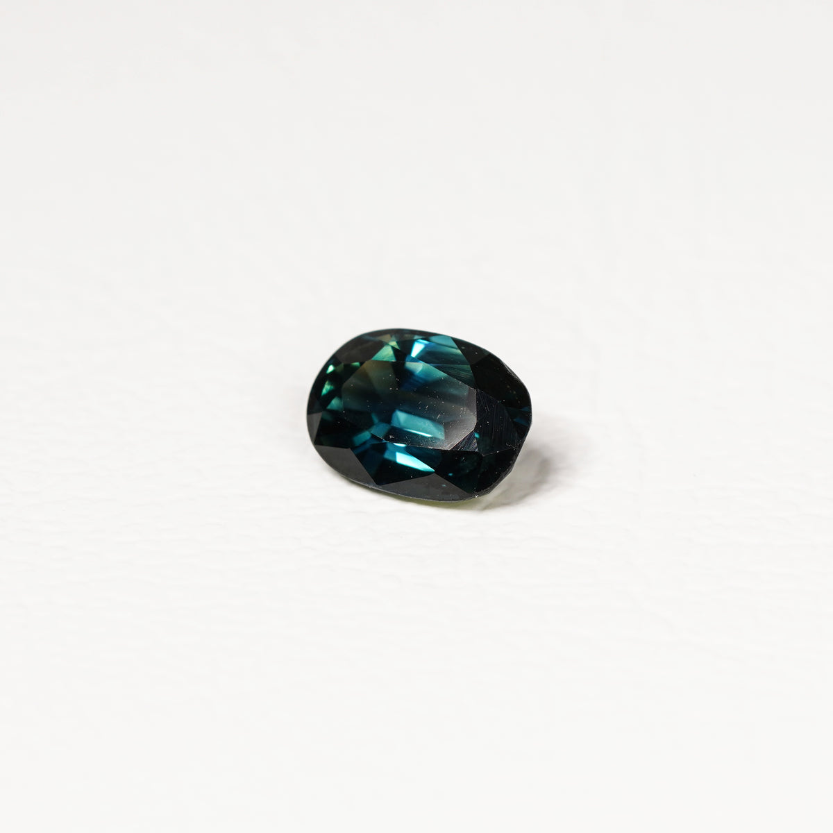 Australian Teal 1.95CT Oval cut sapphire side profile — Ruhuna Gemstones