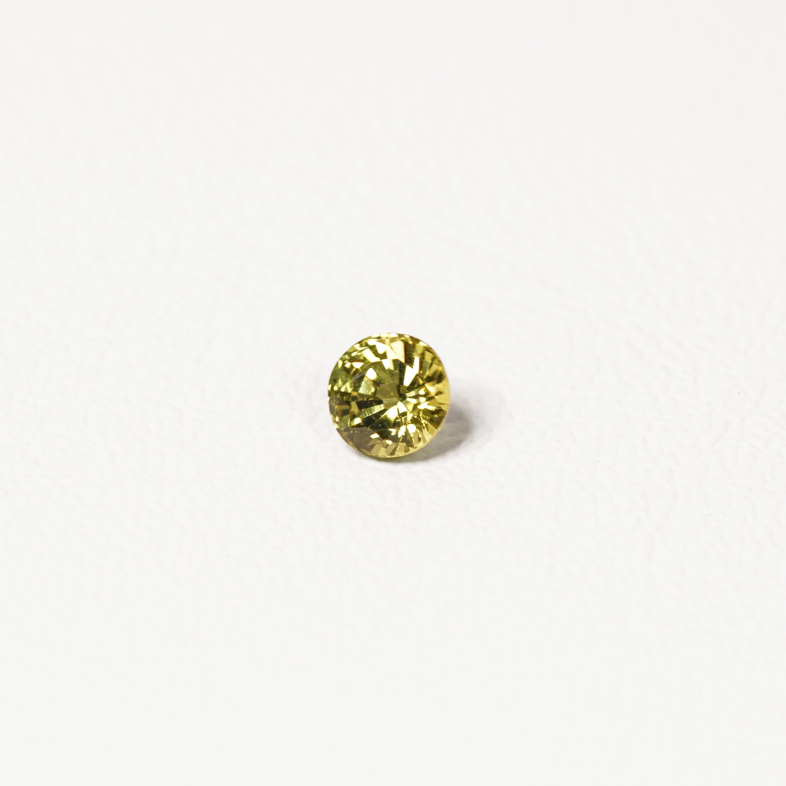 0.95ct Australian yellow-green sapphire round brilliant — vivid lime yellow-green, face-up view — Ruhuna Gemstones