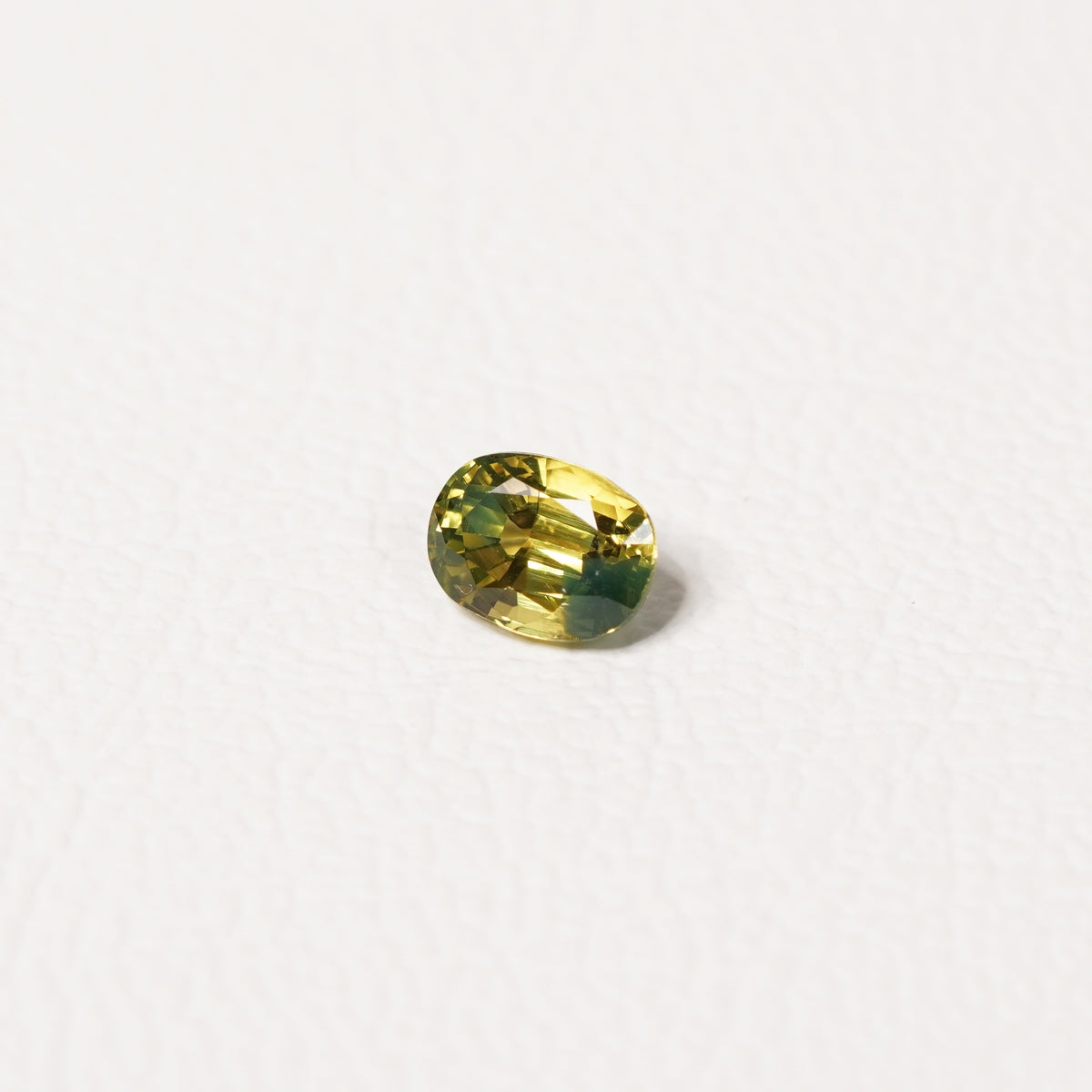 Australian Yellow 1.05CT Oval cut sapphire top-down view — Ruhuna Gemstones