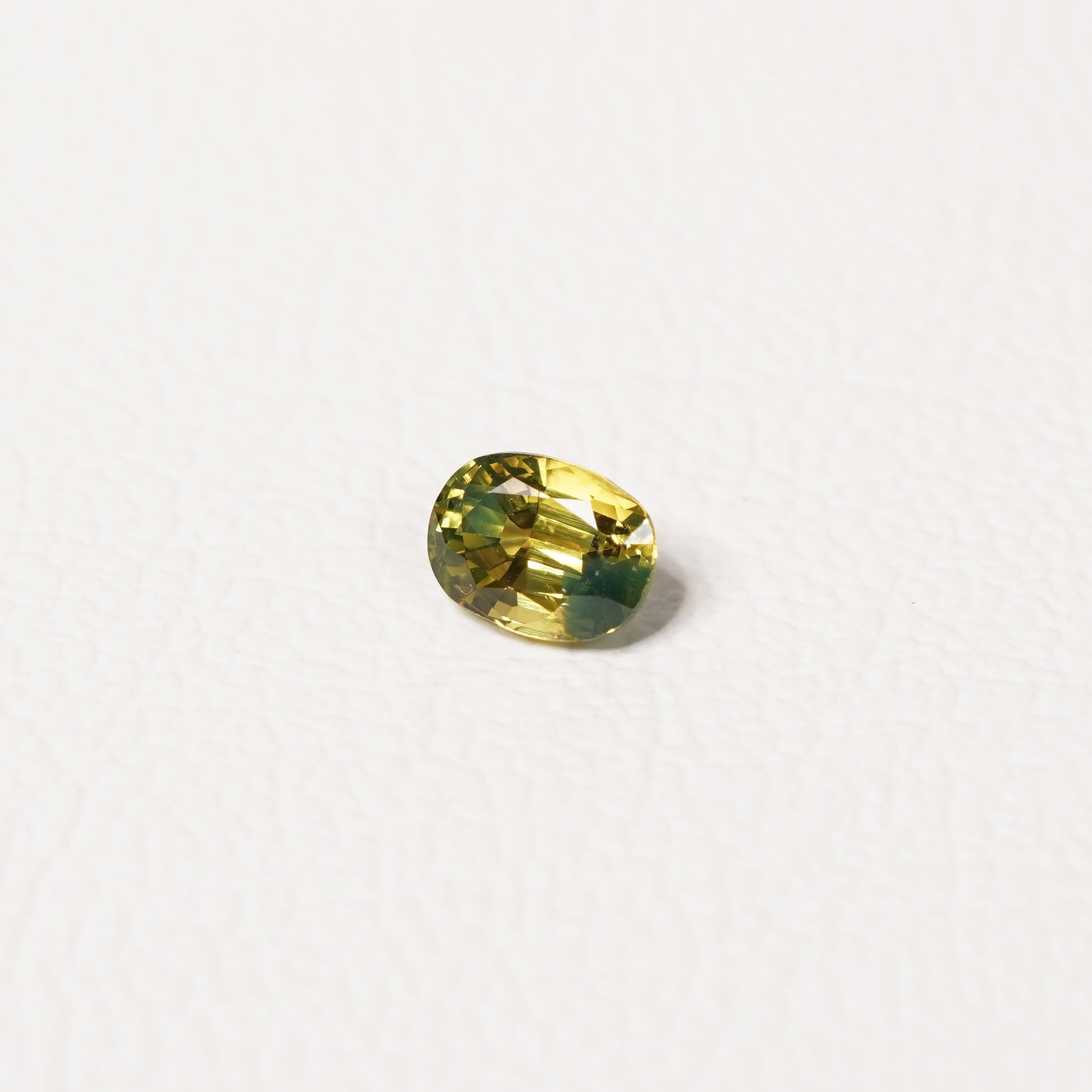 Australian Yellow 1.05CT Oval cut sapphire top-down view — Ruhuna Gemstones