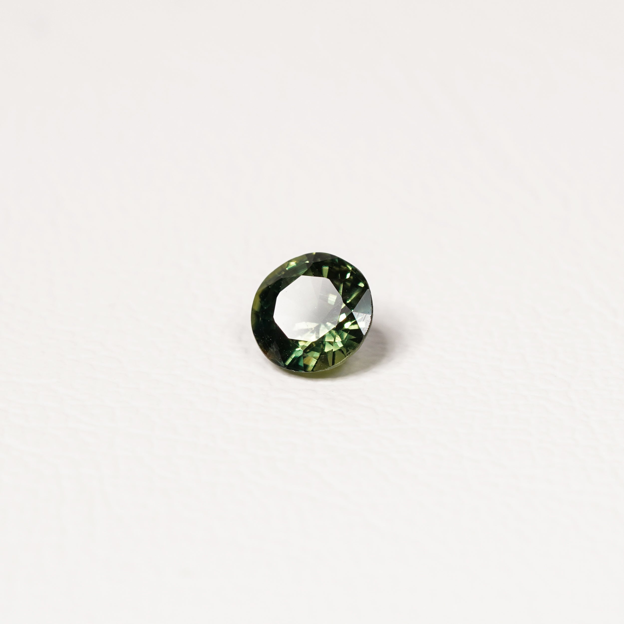 Australian 1.35CT Round cut sapphire side profile — Ruhuna Gemstones