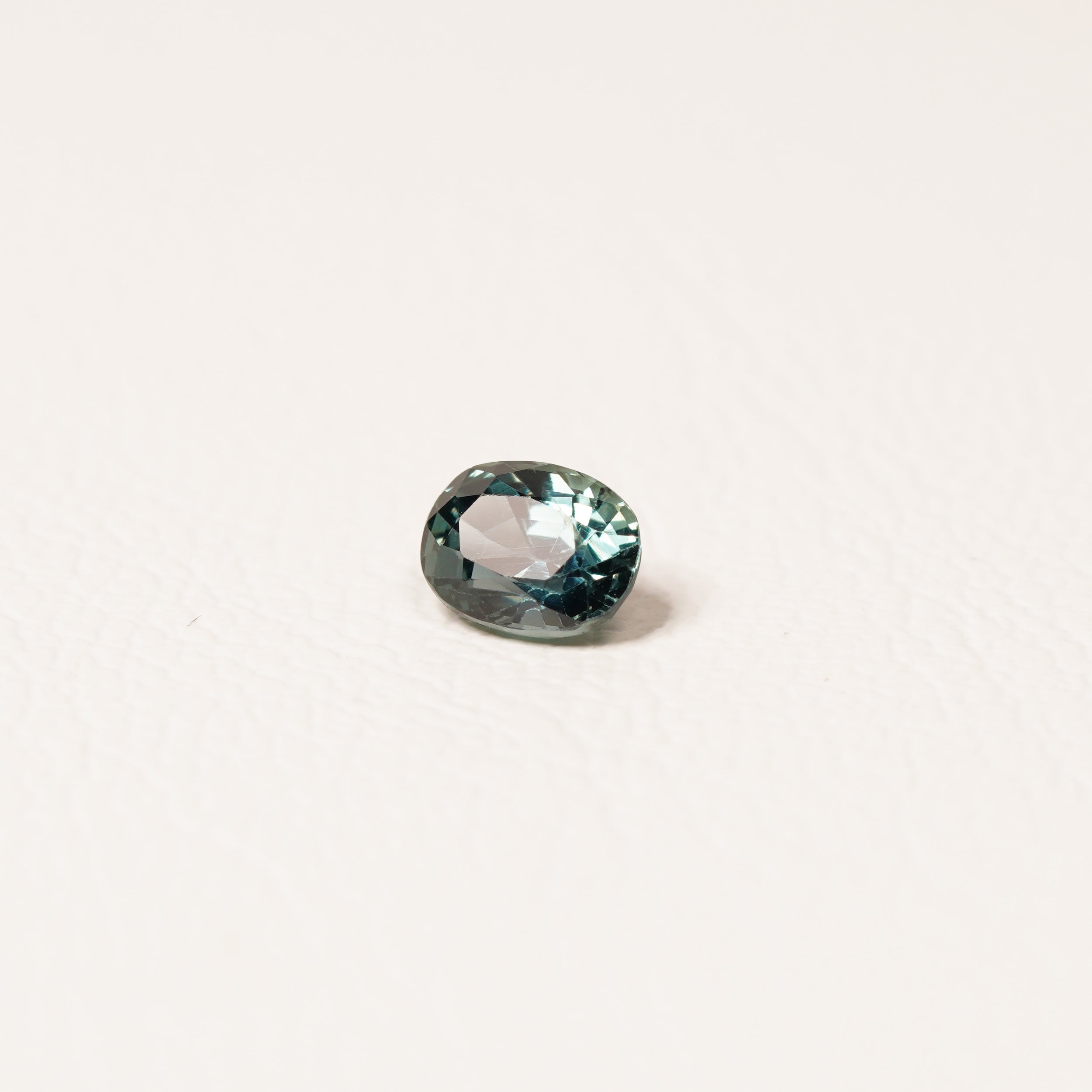 Madagascar 1.1CT Oval cut sapphire side profile — Ruhuna Gemstones