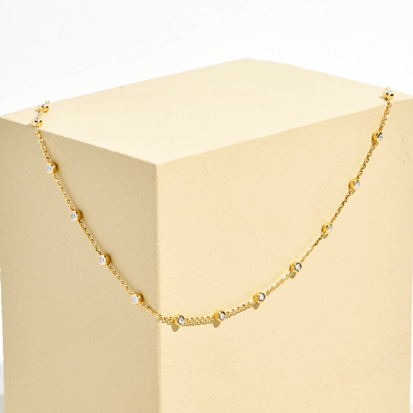Australian Yellow 0.6CT Talira sapphire necklace top-down view — Ruhuna Gemstones