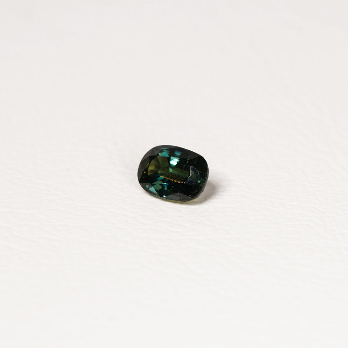 Australian Teal 1.15CT Oval cut sapphire side profile — Ruhuna Gemstones