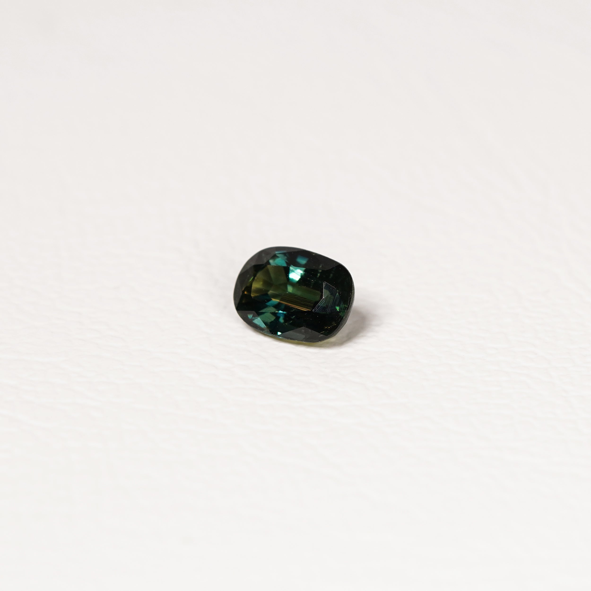 Australian Teal 1.15CT Oval cut sapphire side profile — Ruhuna Gemstones