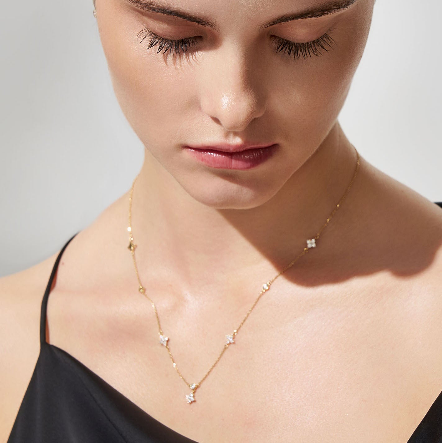 Australian Yellow 0.9CT Ayana sapphire necklace close-up detail — Ruhuna Gemstones