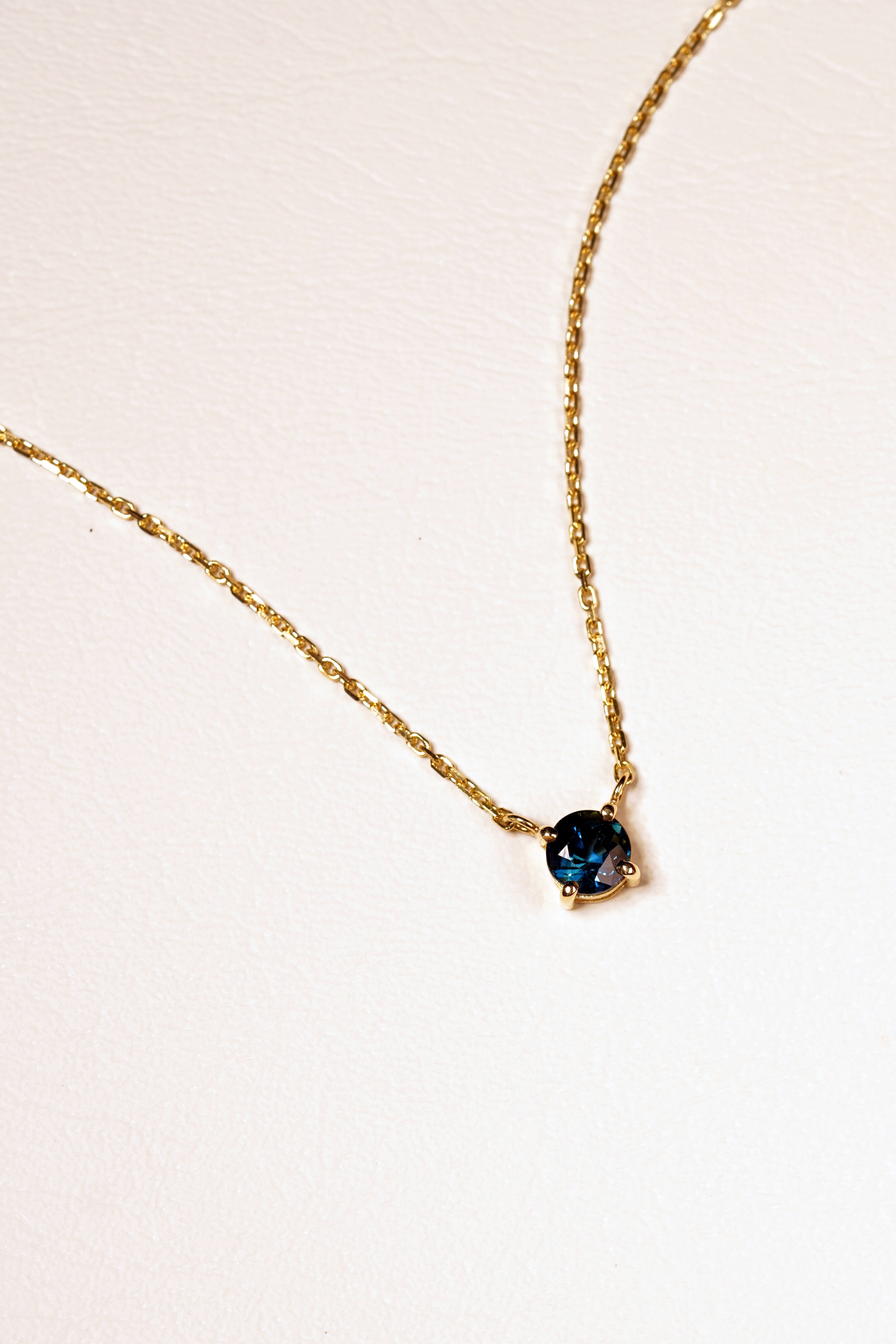 1 carat blue sapphire integrated necklace with double gallery basket in 18ct yellow gold