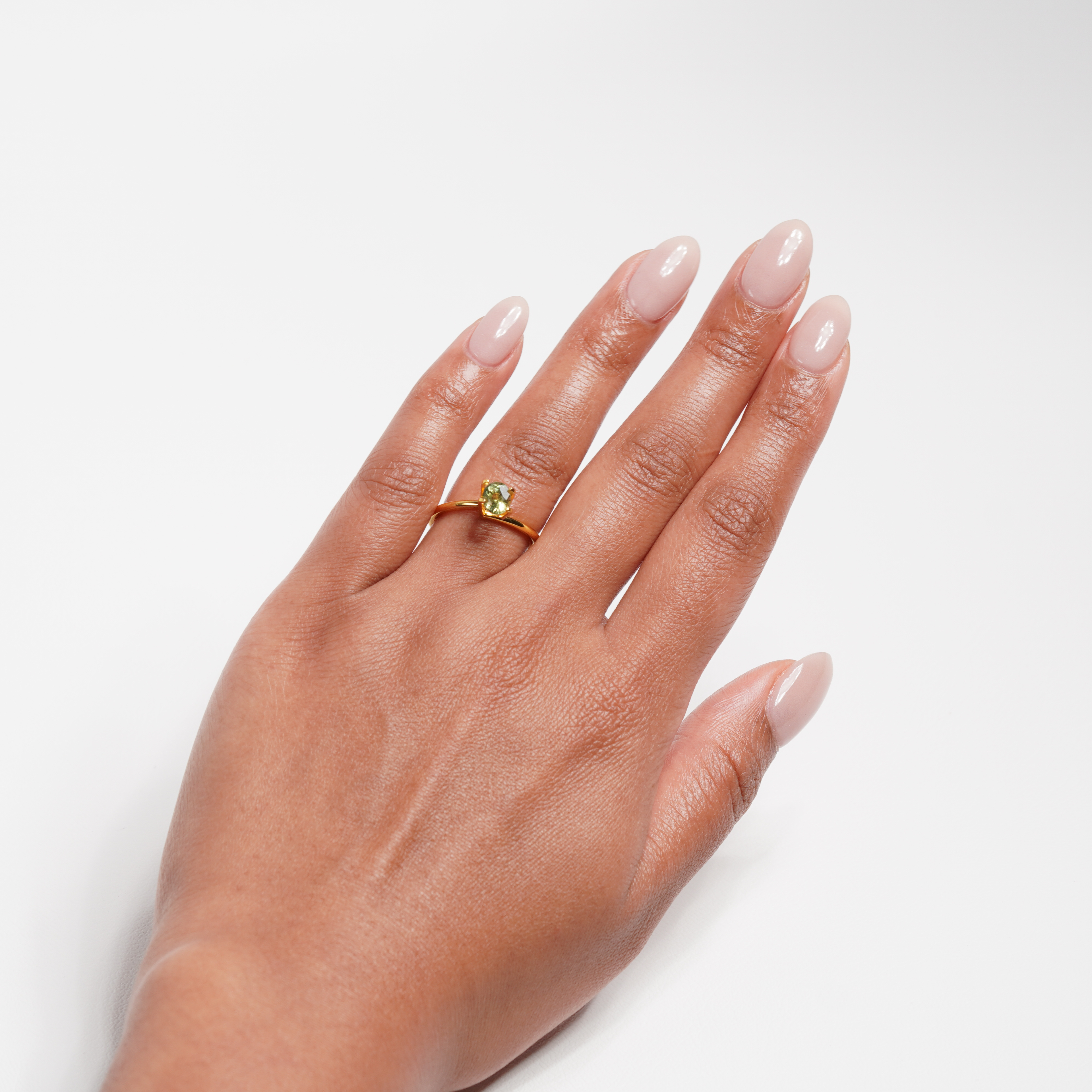 1 carat pear parti teal sapphire ring with mixed green and yellow color.