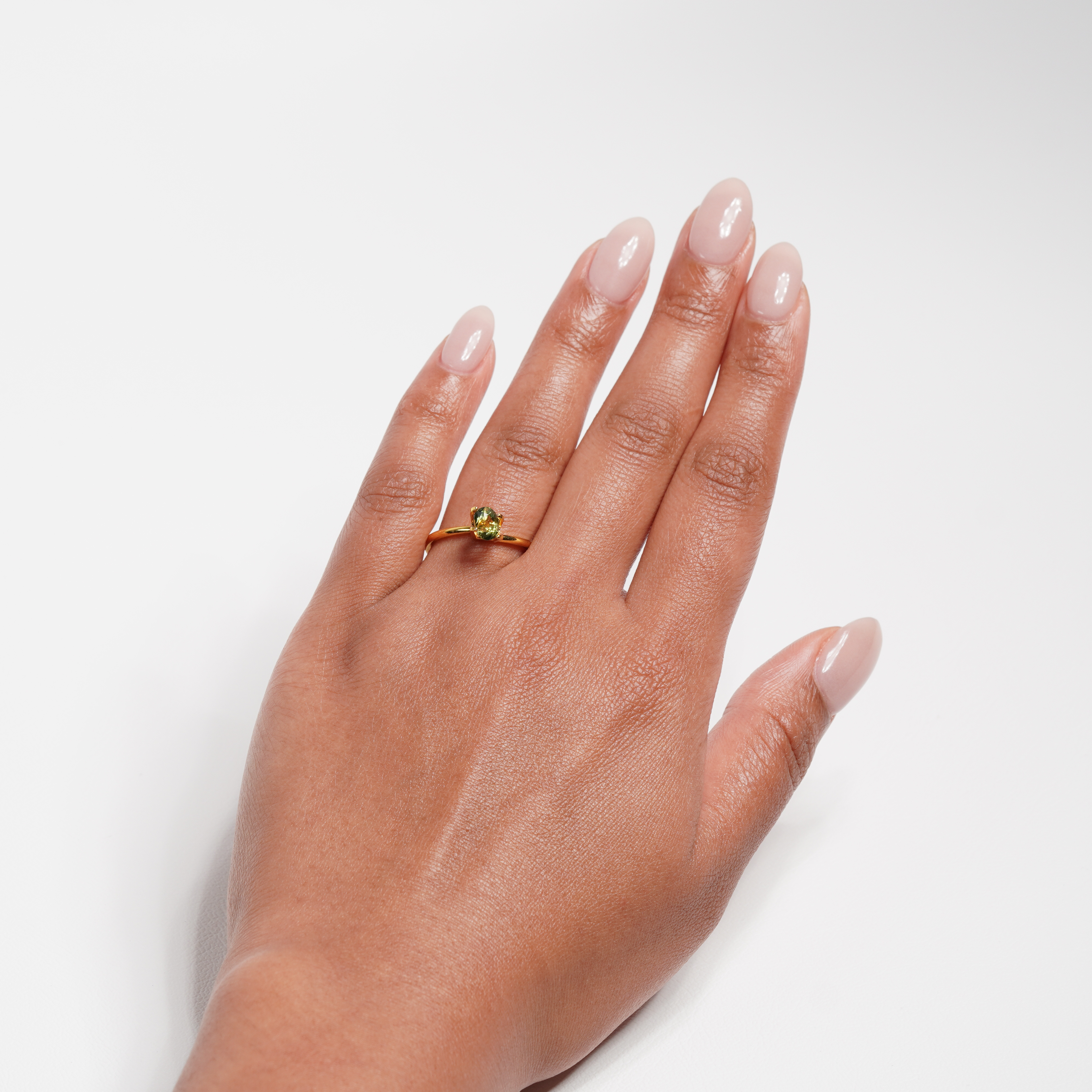 1 carat pear parti teal sapphire ring with mixed green and yellow color.