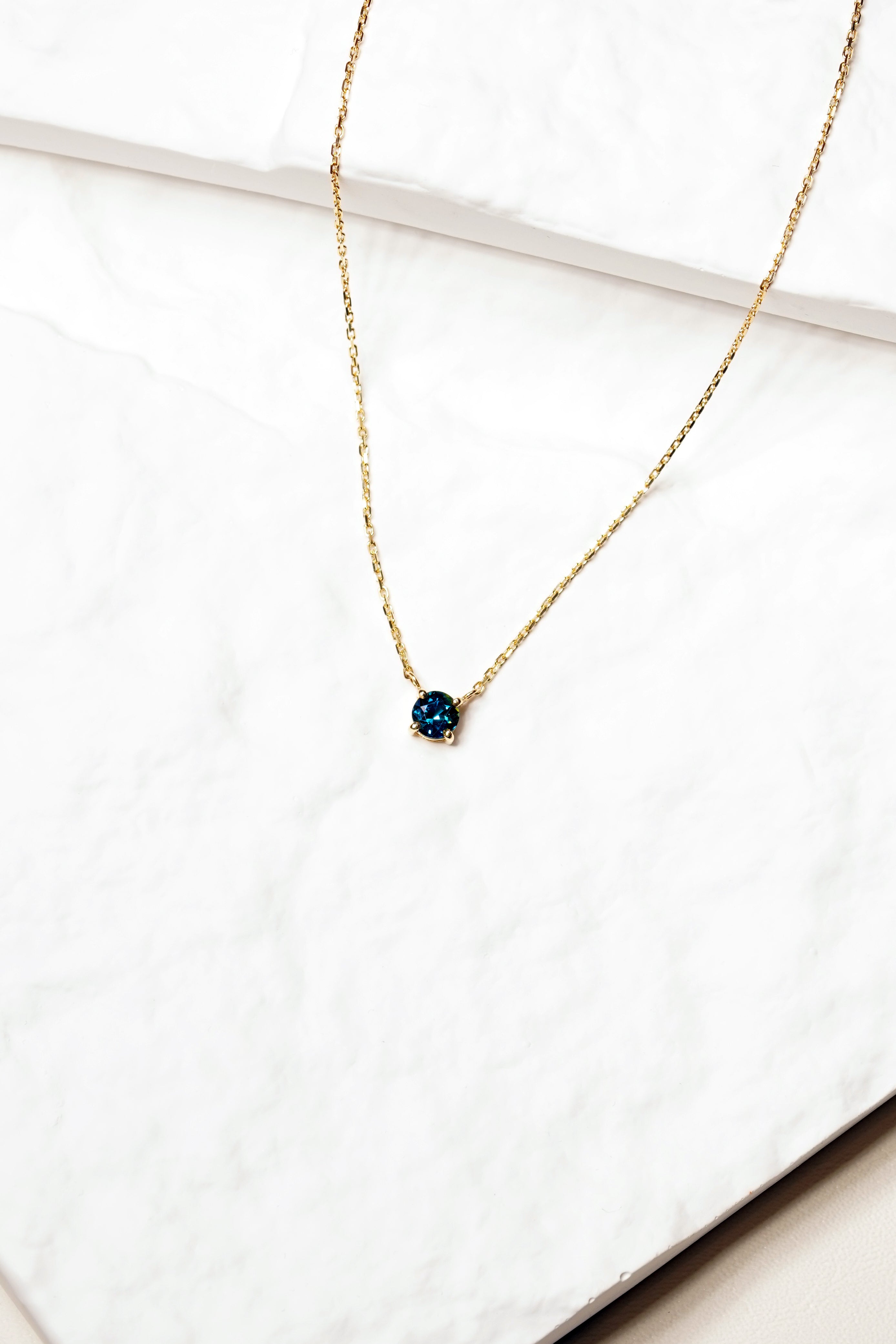 1 carat blue sapphire integrated necklace with double gallery basket in 18ct yellow gold