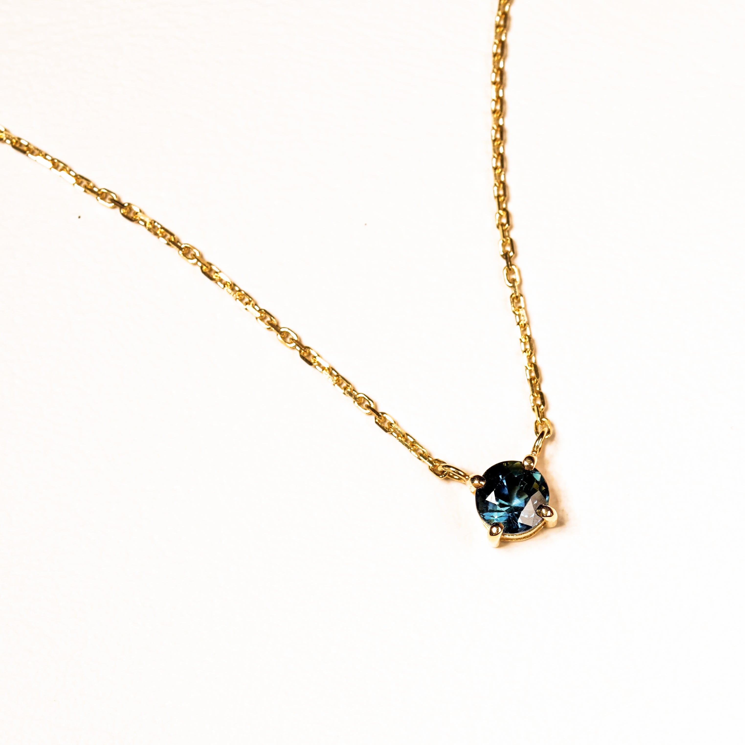 1 carat blue sapphire integrated necklace with double gallery basket in 18ct yellow gold