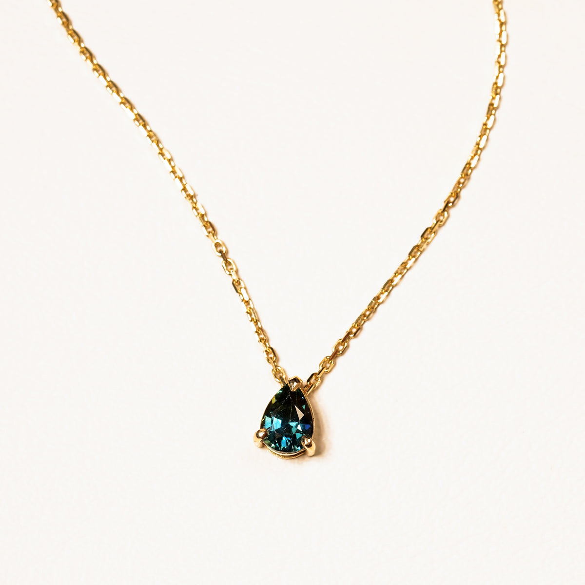 18 CARAT YELLOW GOLD 
sapphire hidden bail necklace with double gallery basket in 18ct yellow gold