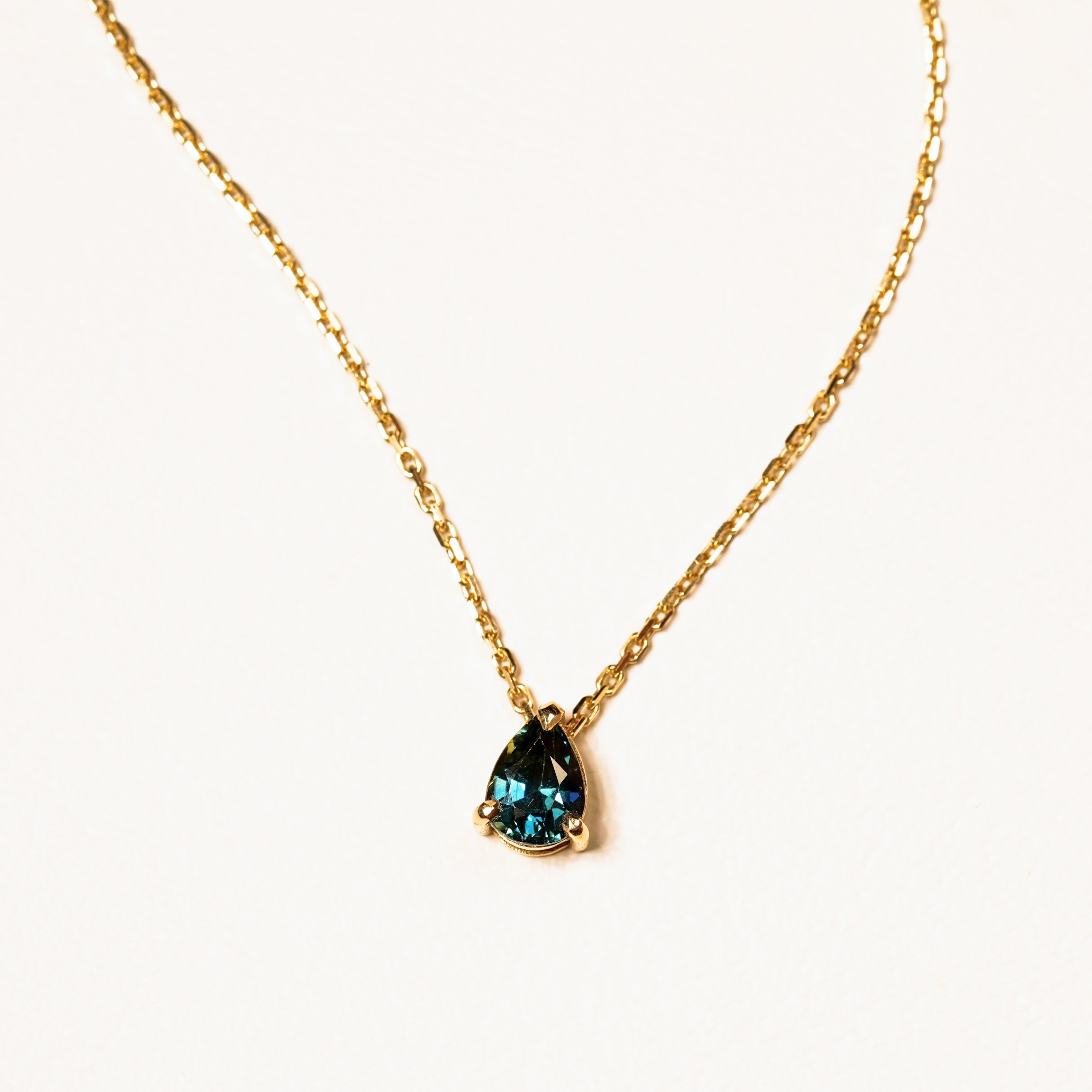 18 CARAT YELLOW GOLD 
sapphire hidden bail necklace with double gallery basket in 18ct yellow gold